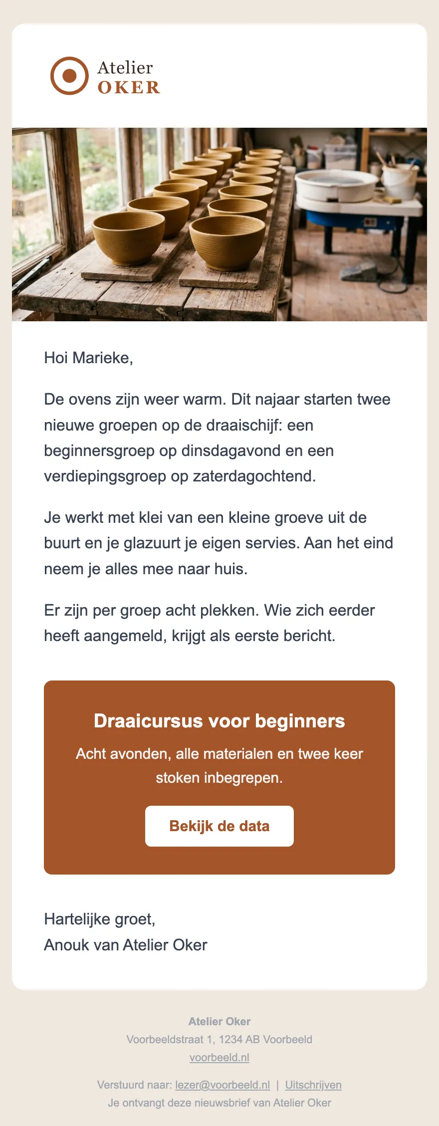 Nieuwsbrief van Atelier Oker met logo, een foto van keramiek in een atelier, een persoonlijke tekst en een knop om de cursusdata te bekijken.